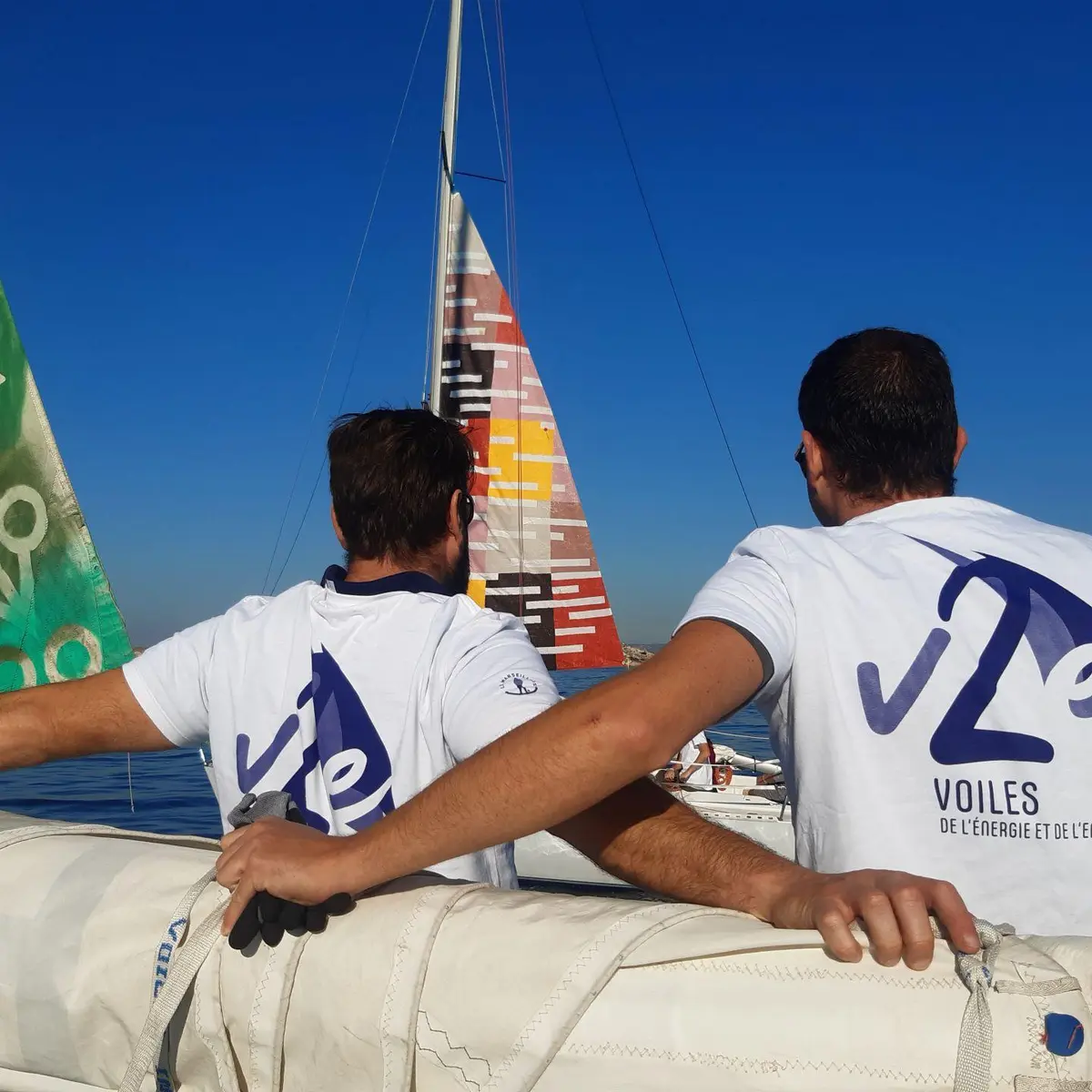 logo sur des tee-shirts