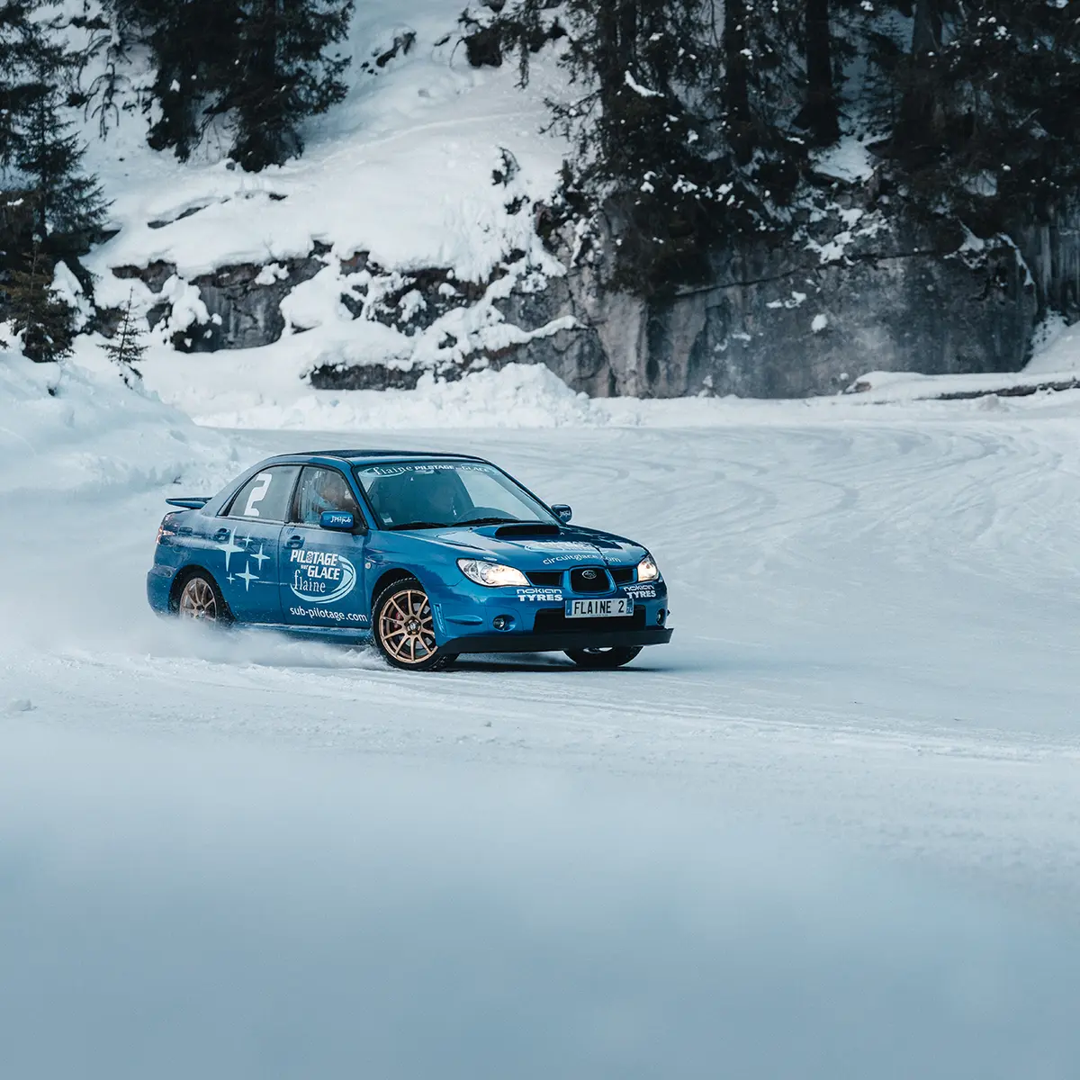 Voiture lors d'un baptême de conduite sur glace