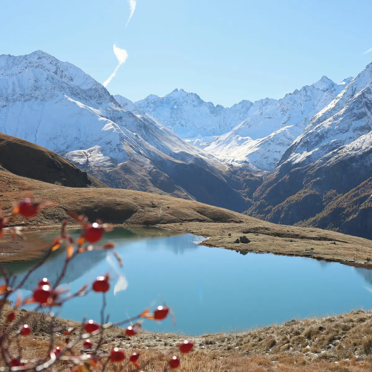 Le lac du Pontet offre une vue sur le massif des Ecrins