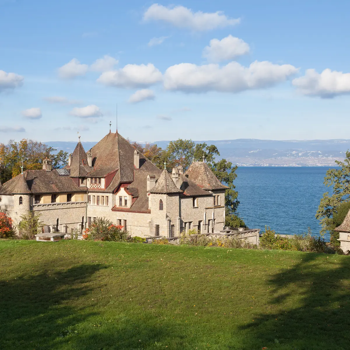 Château de Montjoux vue de la voie verte