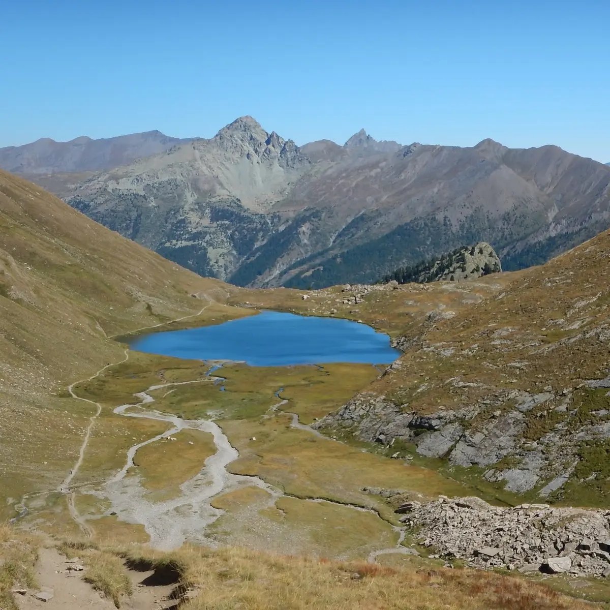 Lac Egorgéou : Pelvas en arrière plan
