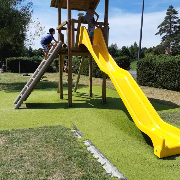 Jeux au plan d'Usson en Forez