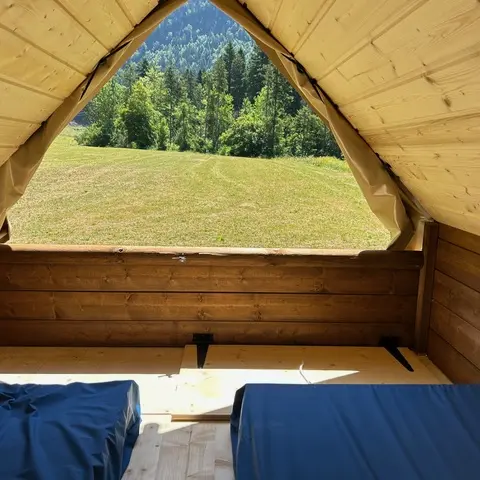 Tente sur pilotis avec 2 matelas