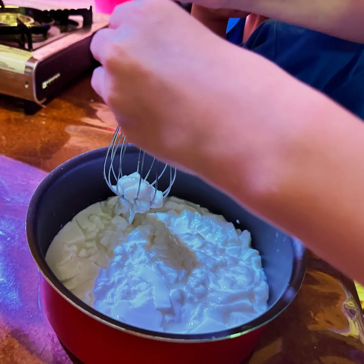 le lait caille après ajout de quelques gouttes de présure