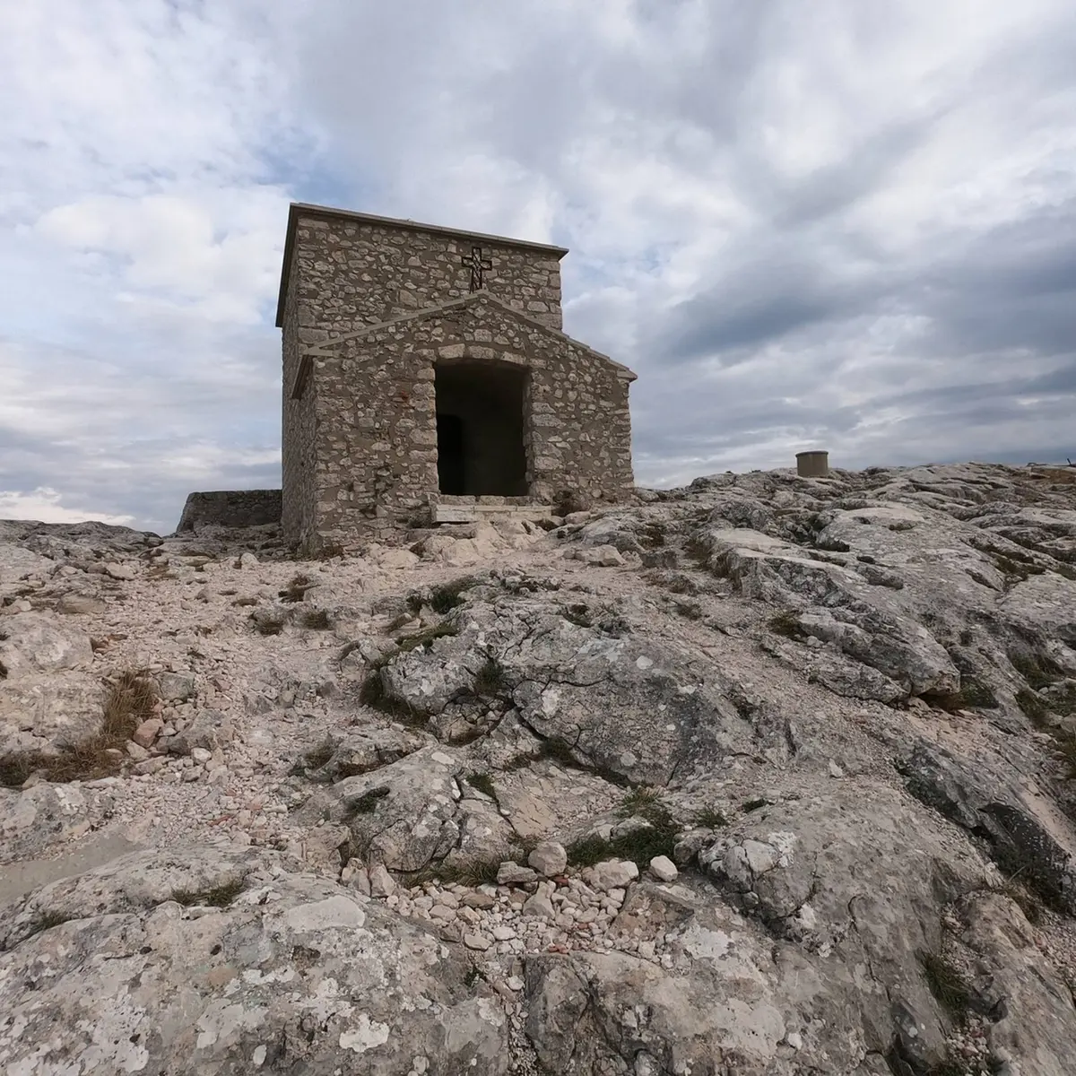 Chapelle du Saint-Pilon perchée en hauteur