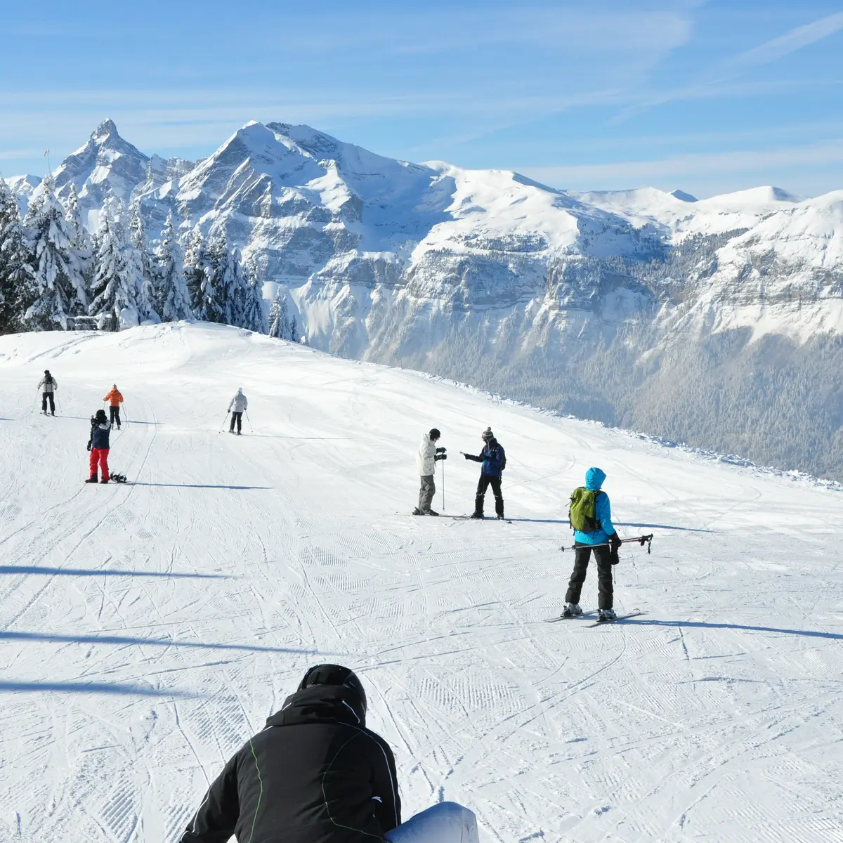 Retour vers la télécabine de la Kédeuze, vue Pointe d'Areu et pointe percée