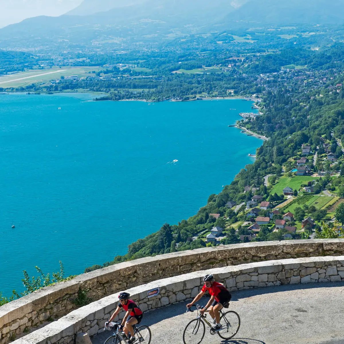 Vue su le lac pendant l'ascension du Col du Chat