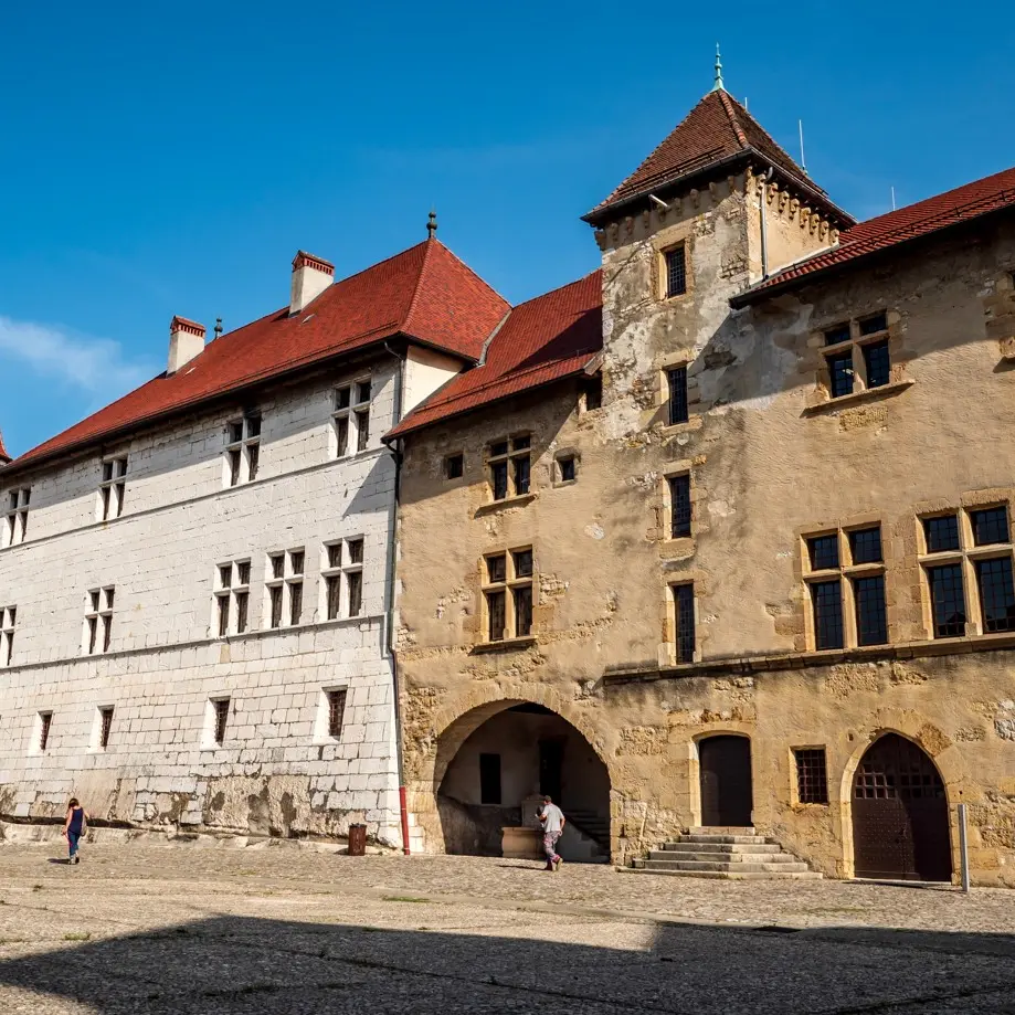 Façades dans la cour du Musée-Château d'Annecy