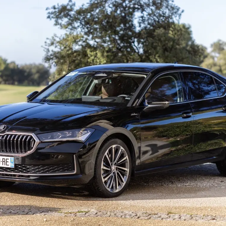 photo berline noire skoda