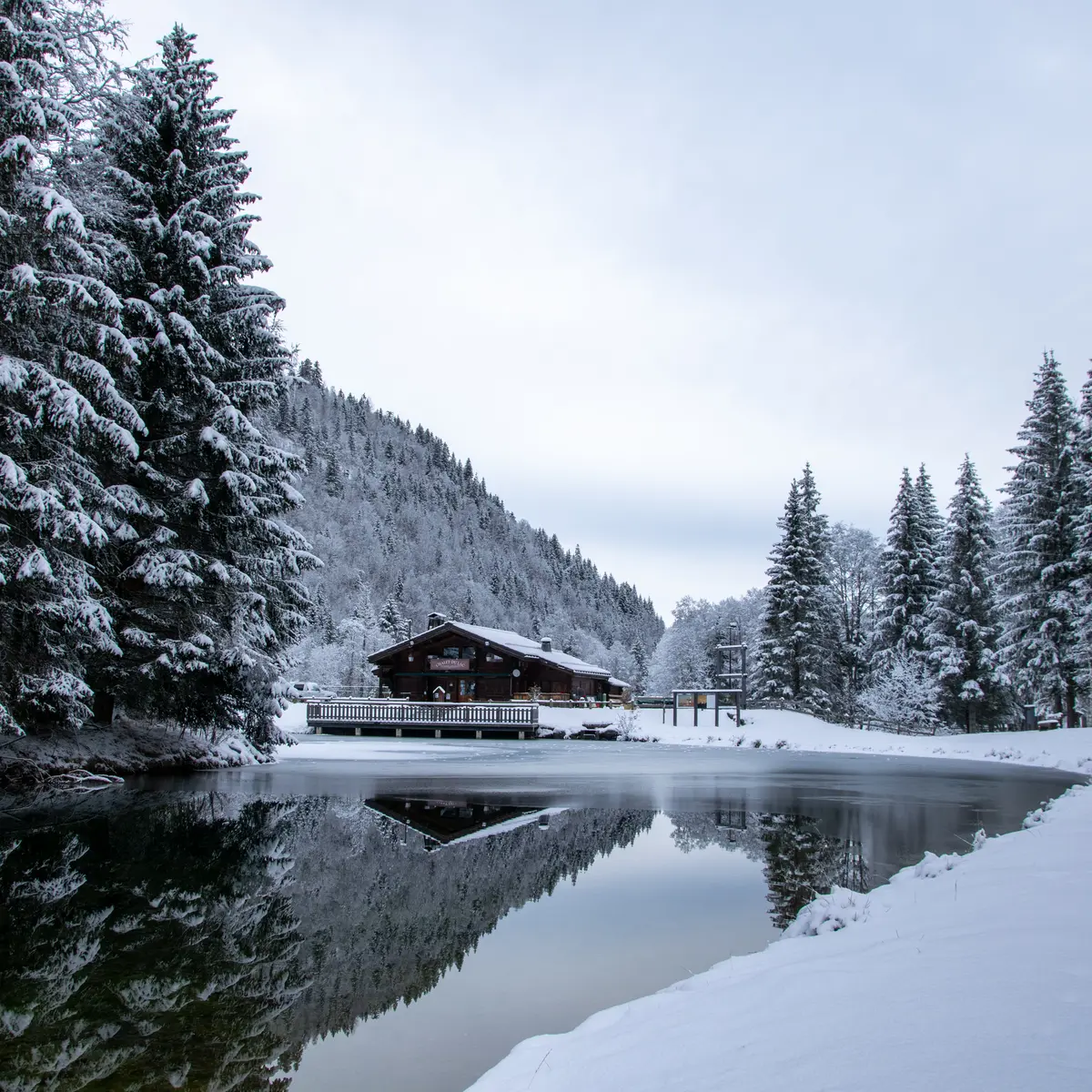 Le lac du Pontet et sa robe blanche