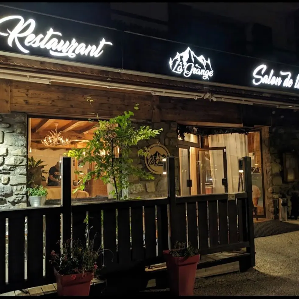 Terrasse de La Grange le soir en été