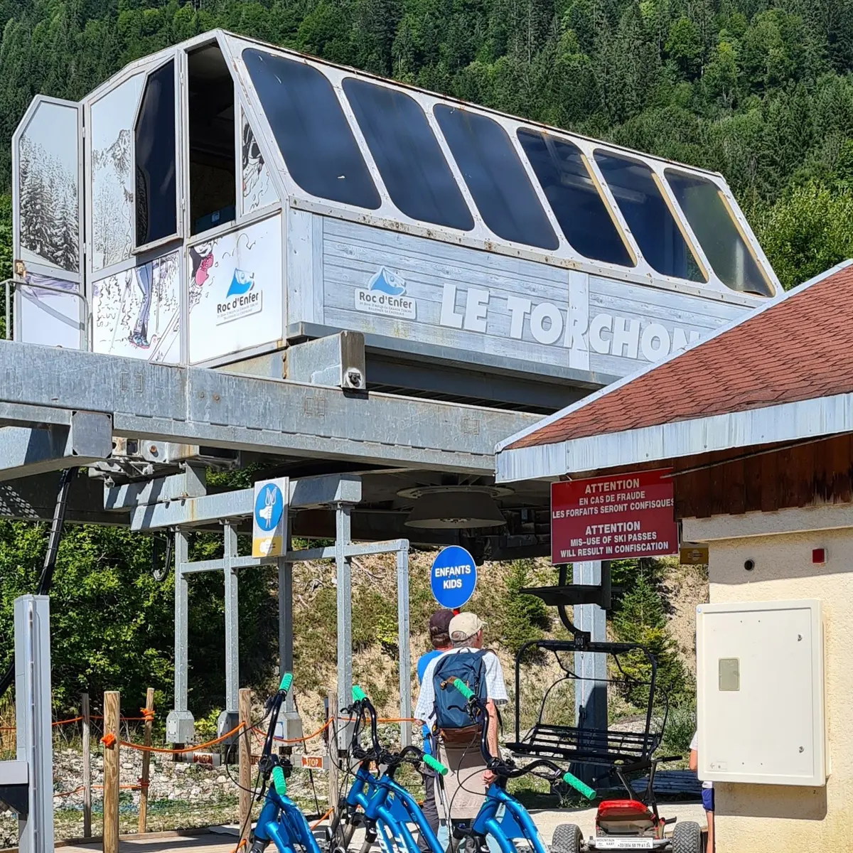 Trottinette de descente au départ du télésiège du Torchon