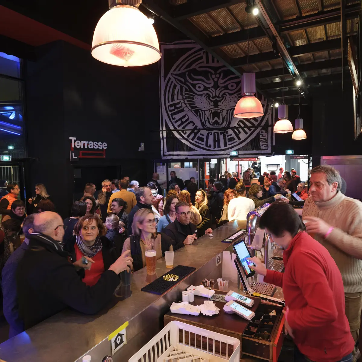 Un bar, une terrasse et un club !