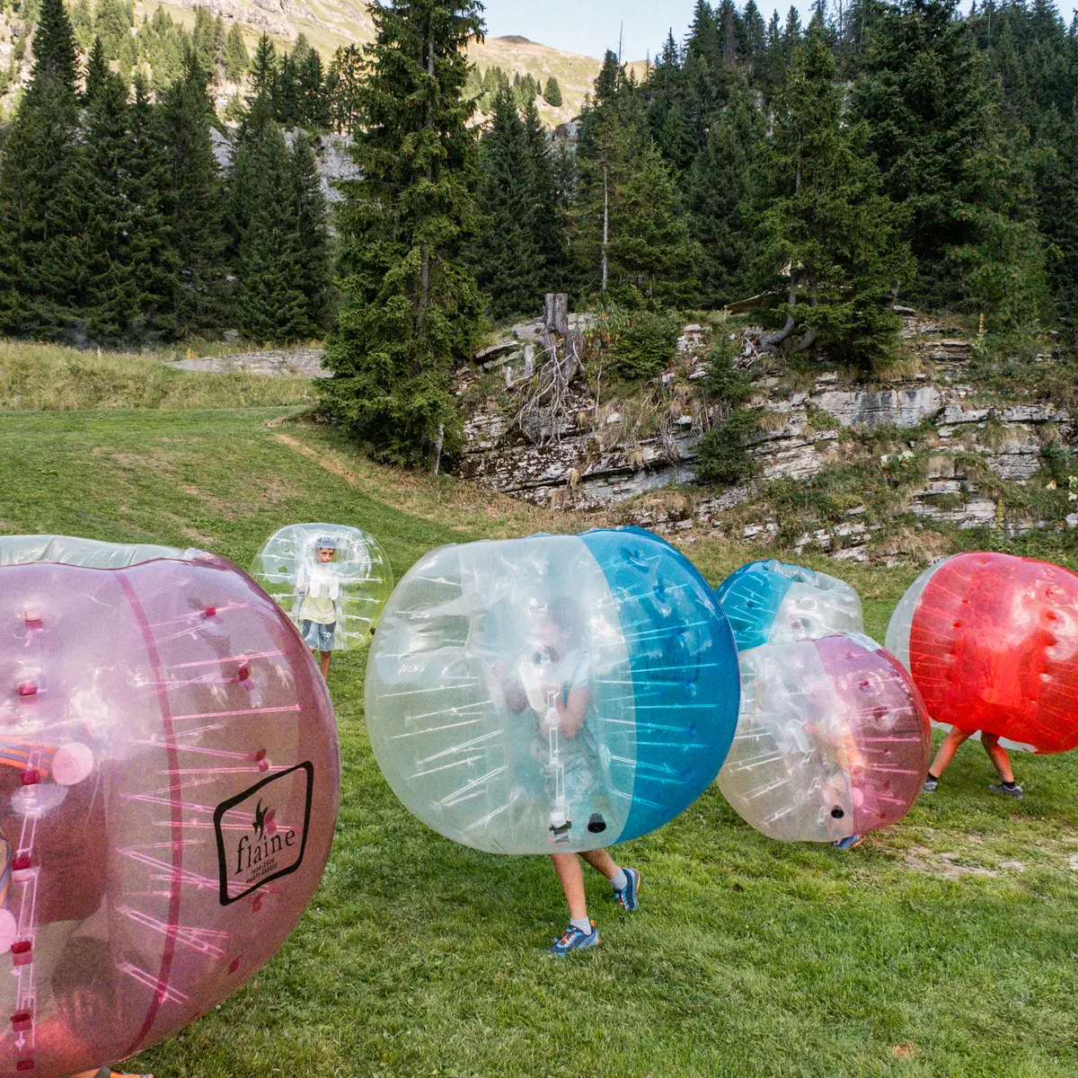 Vue d'ensemble des enfants jouant au bumper ball