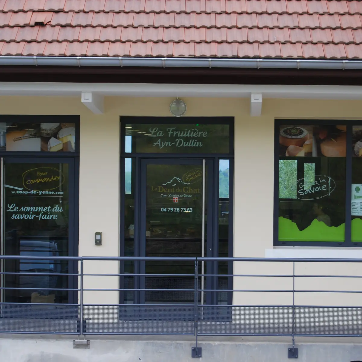 Magasin de vente de la coopérative latière La Dent du Chat - extérieurs