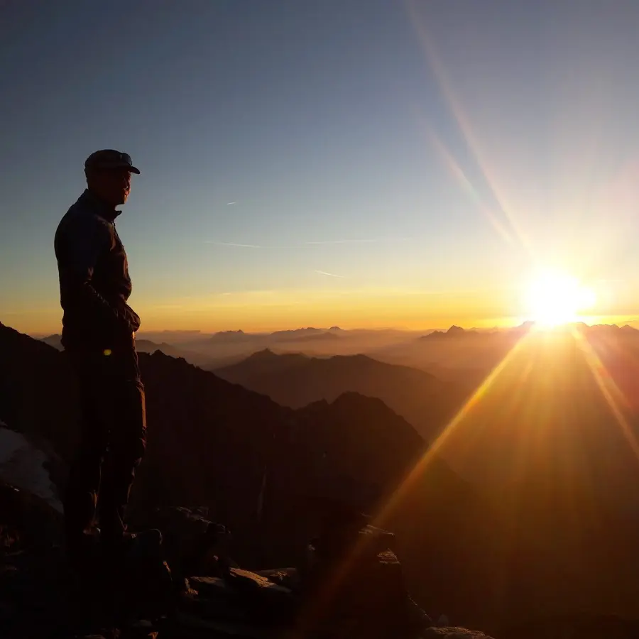 Randonnée coucher de soleil montagne