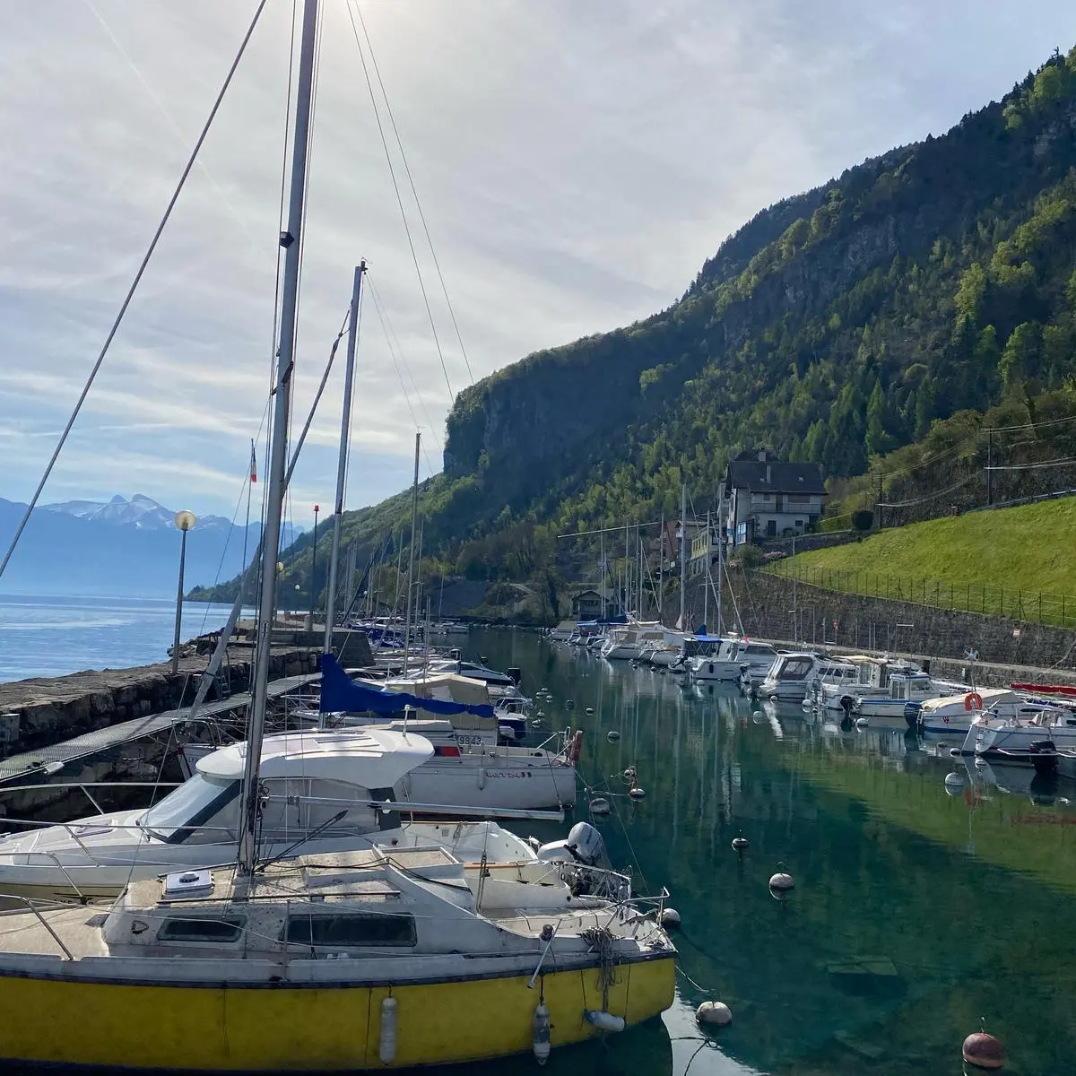 Photo De la montagne au lac