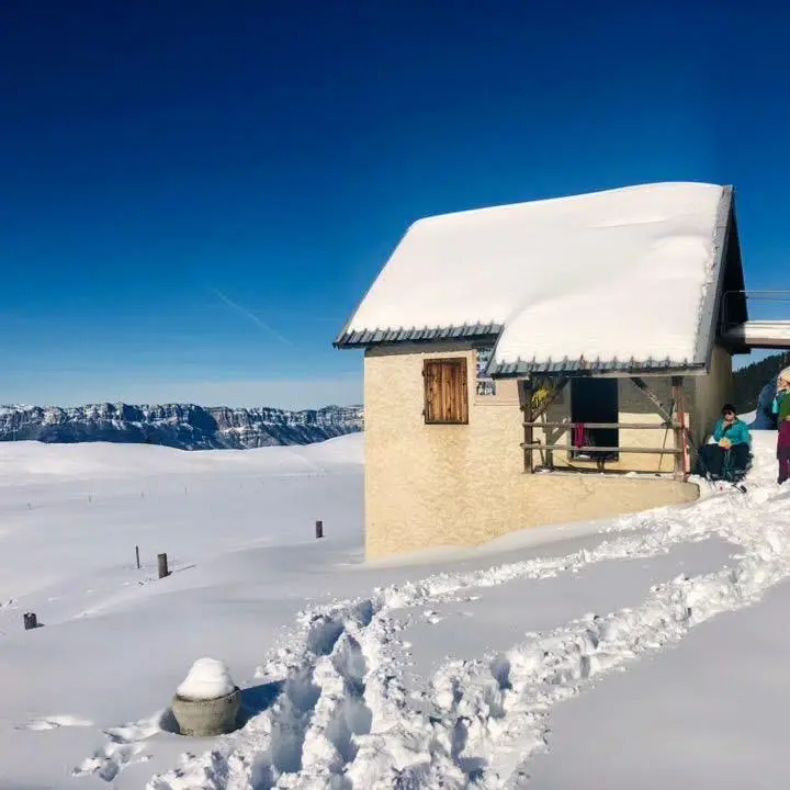 Refuge enneigé en montagne