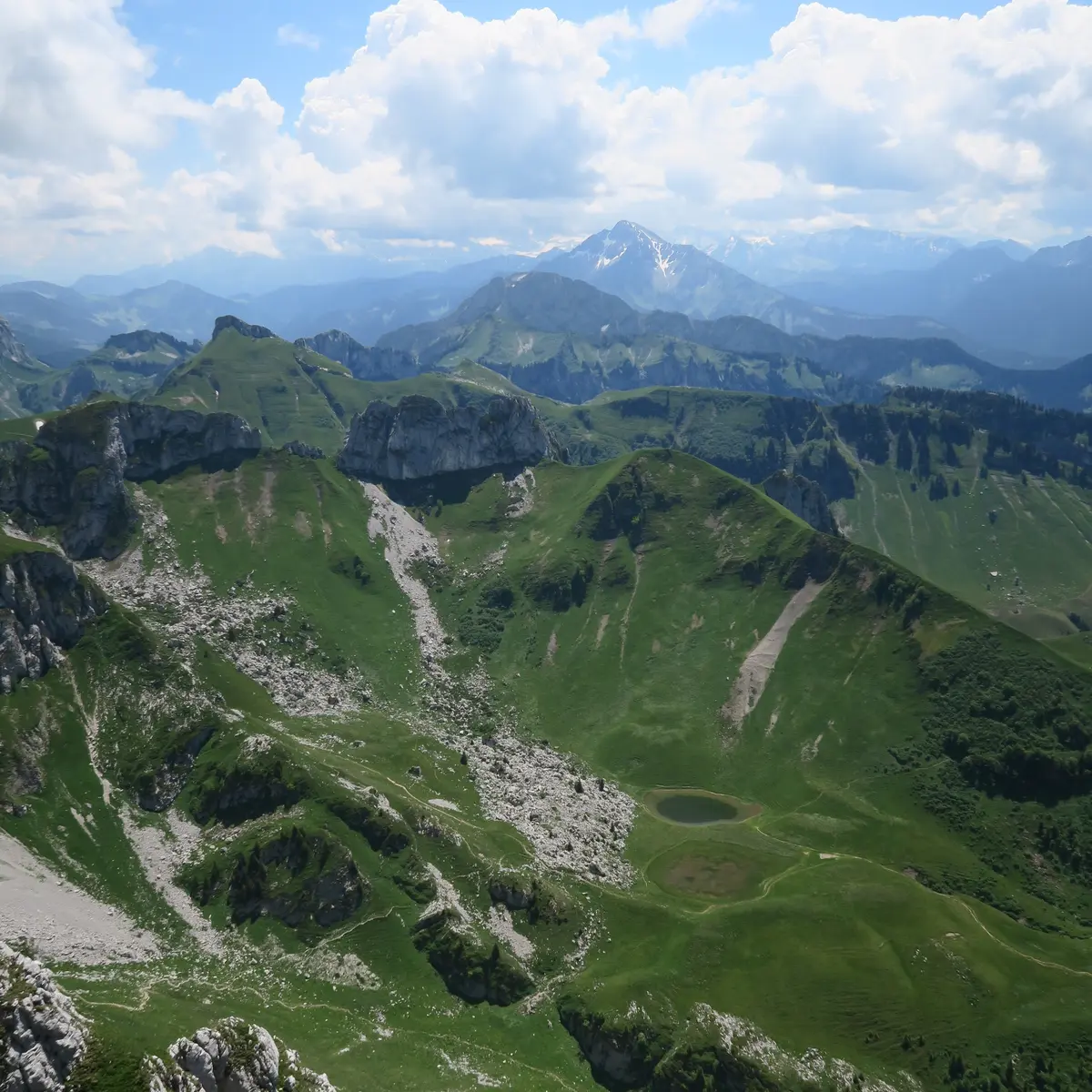 Vue sur le lac de la Case depuis la Dent d'Oche