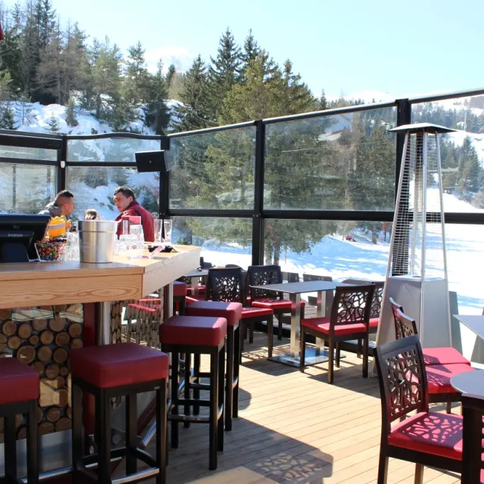 Le Red Cap et sa terrasse plein air face aux pistes de Superdévoluy, Dévoluy, Hautes-Alpes