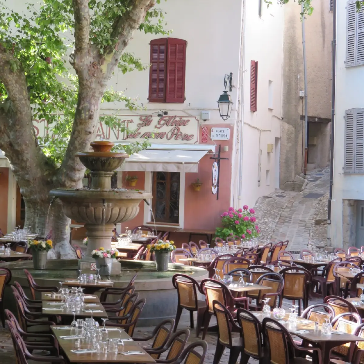 Place du Thouron à Seillans