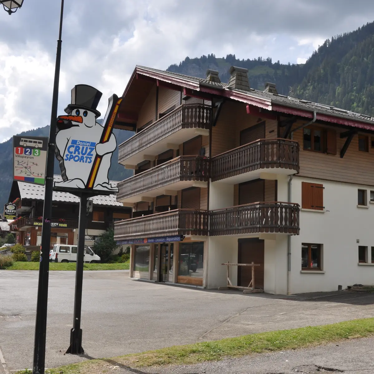 Arrêt de bus devant la résidence