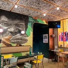 salle et déco au mur