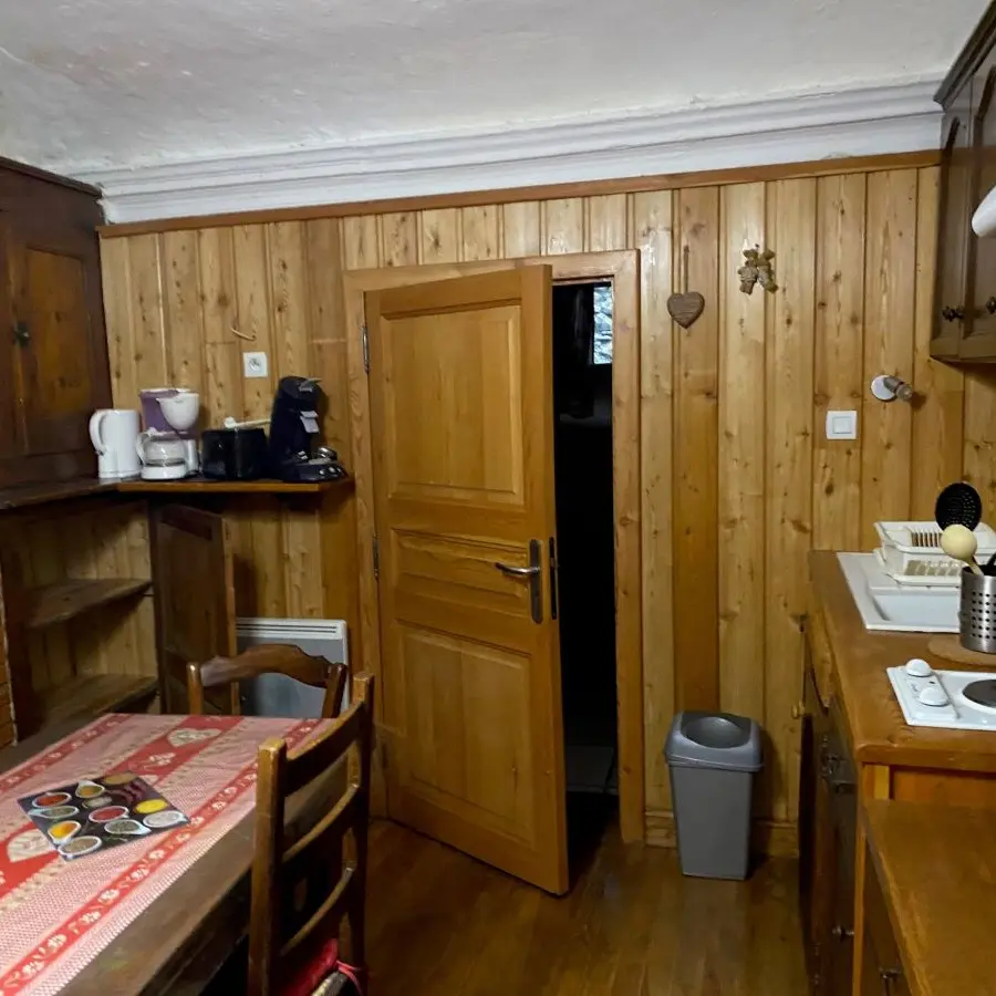 Salon d'appartement tout-en-un, coin cuisine, table à manger, ameublement en bois