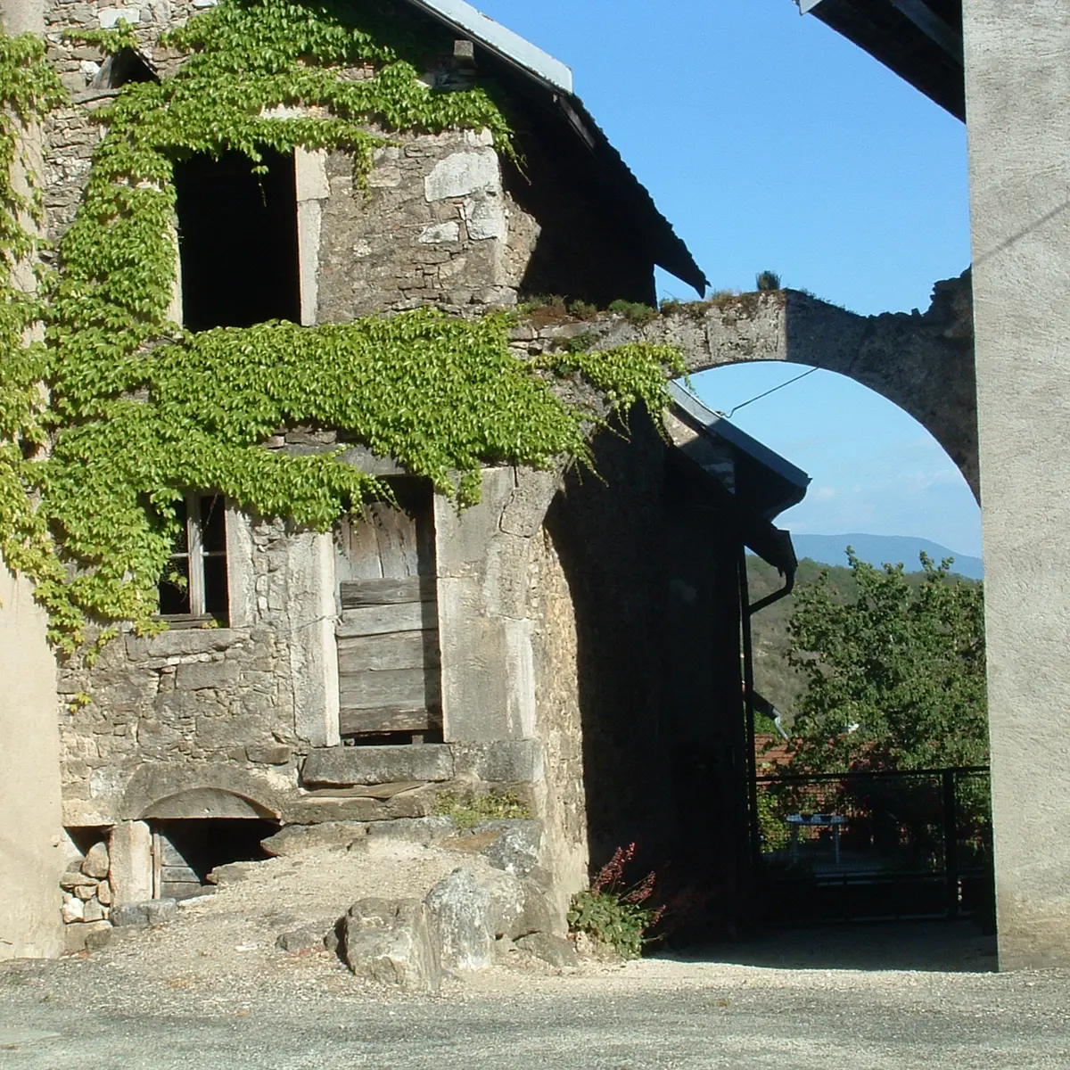Arcade de l'ancien prieuré - Ambléon