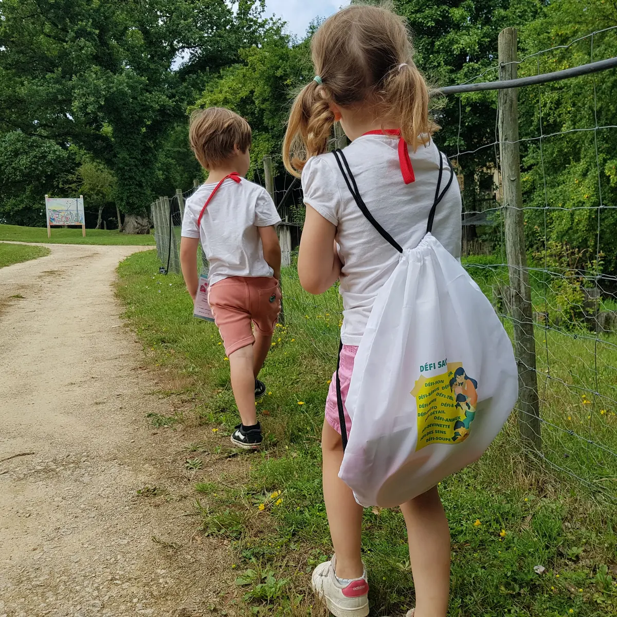 Enfants avec le Sac Défi Saveurs