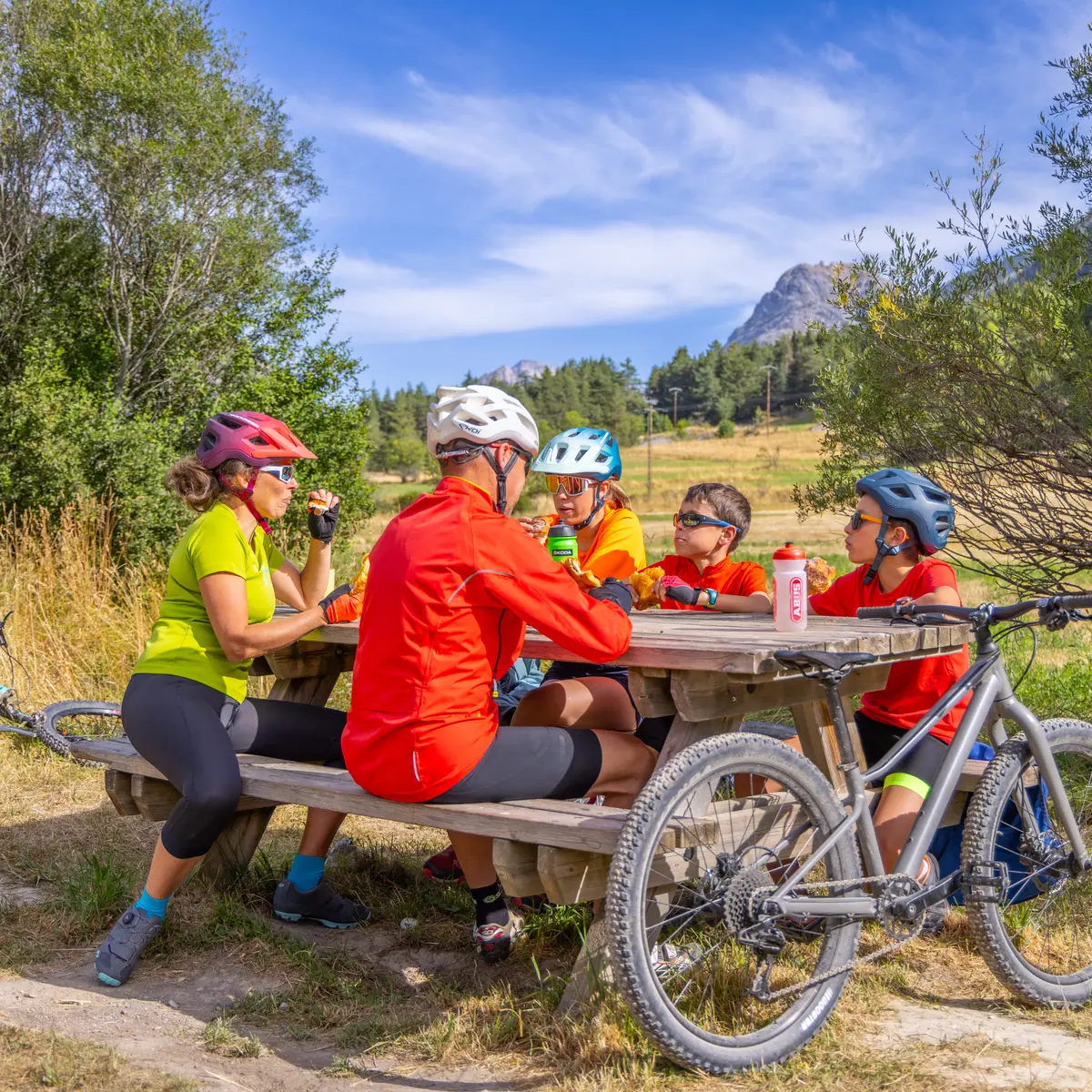 Pose pique-nique lors d'une journée VTT en Clarée