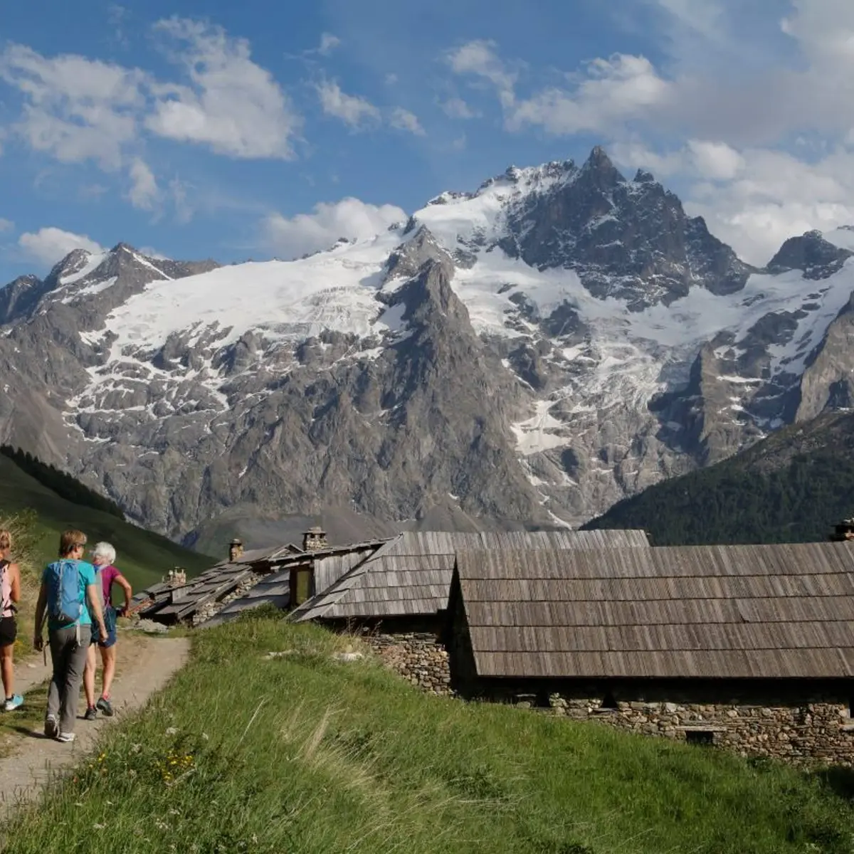 Randonneurs arrivant au hameau du Rivet de la Cime avec la Meije en toile de fond