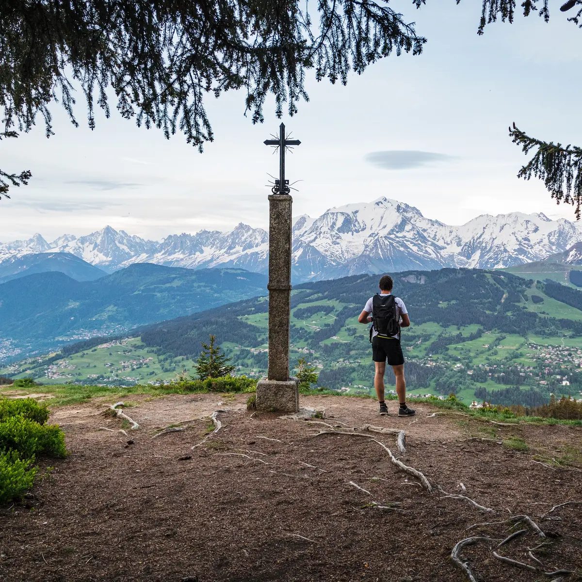 Croix des salles et randonneur de dos