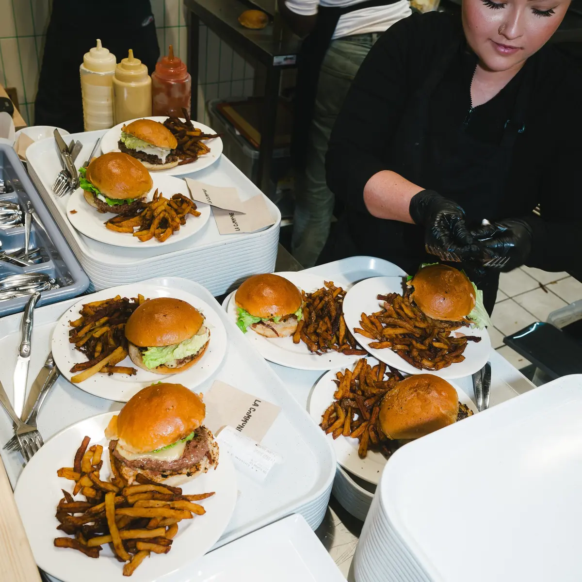 Une grande commande de Burger en préparation