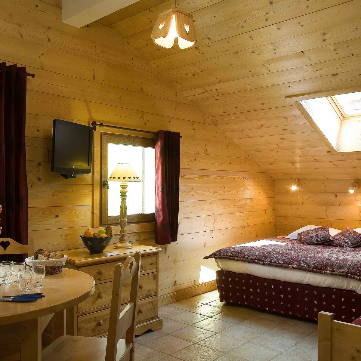 Séjour avec lit double et télévision, salle à manger/Living room with a double bed and a television, dining room-Bel Alp n°29-Le Grand-Bornand