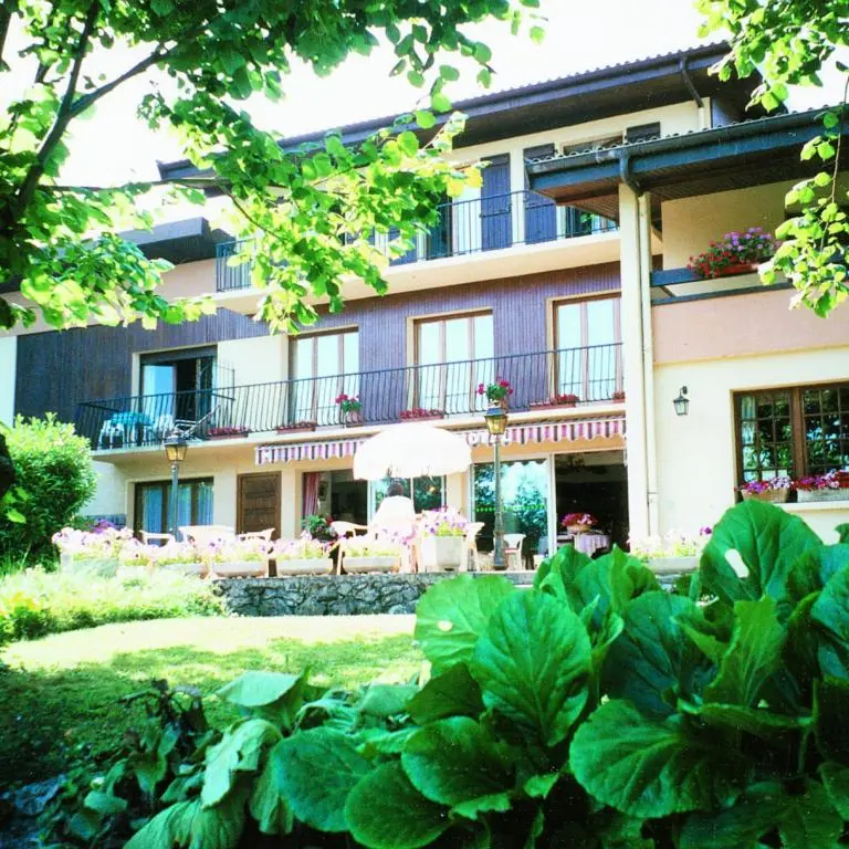 façade de l'hôtel les Pavillons du Golf