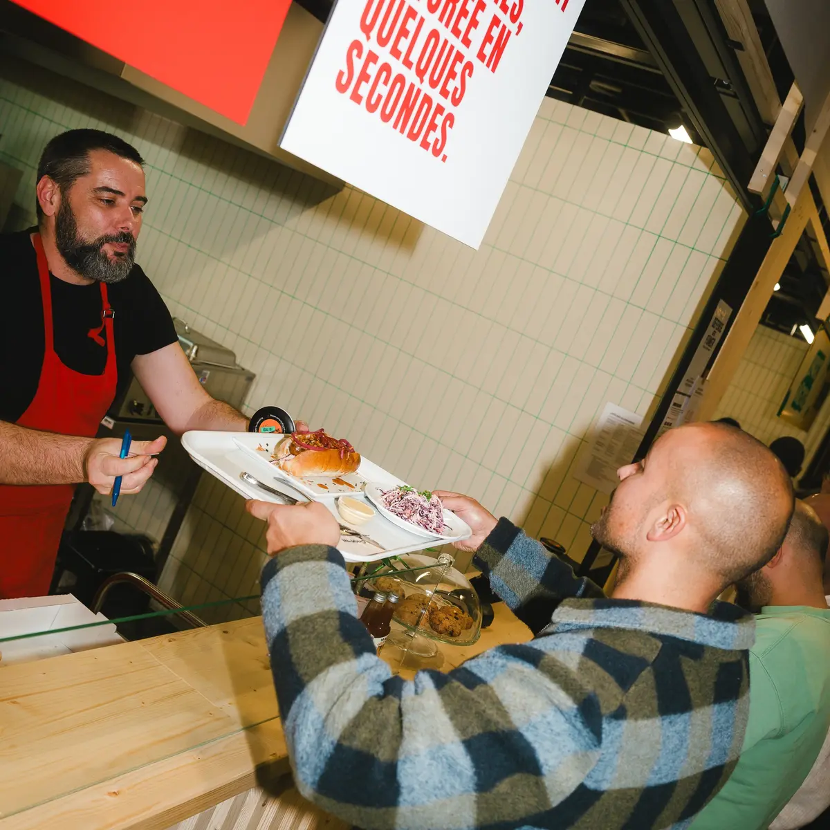 Le Chef sert son Hot Dog avec Saucisse de la Haute-Loire fumée