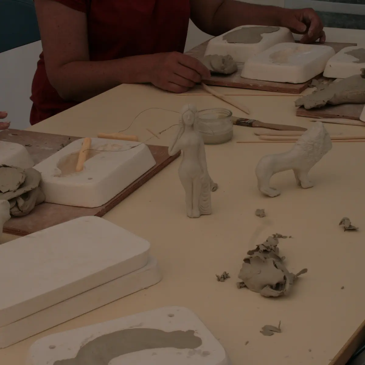 Atelier moulage d'un objet en argile