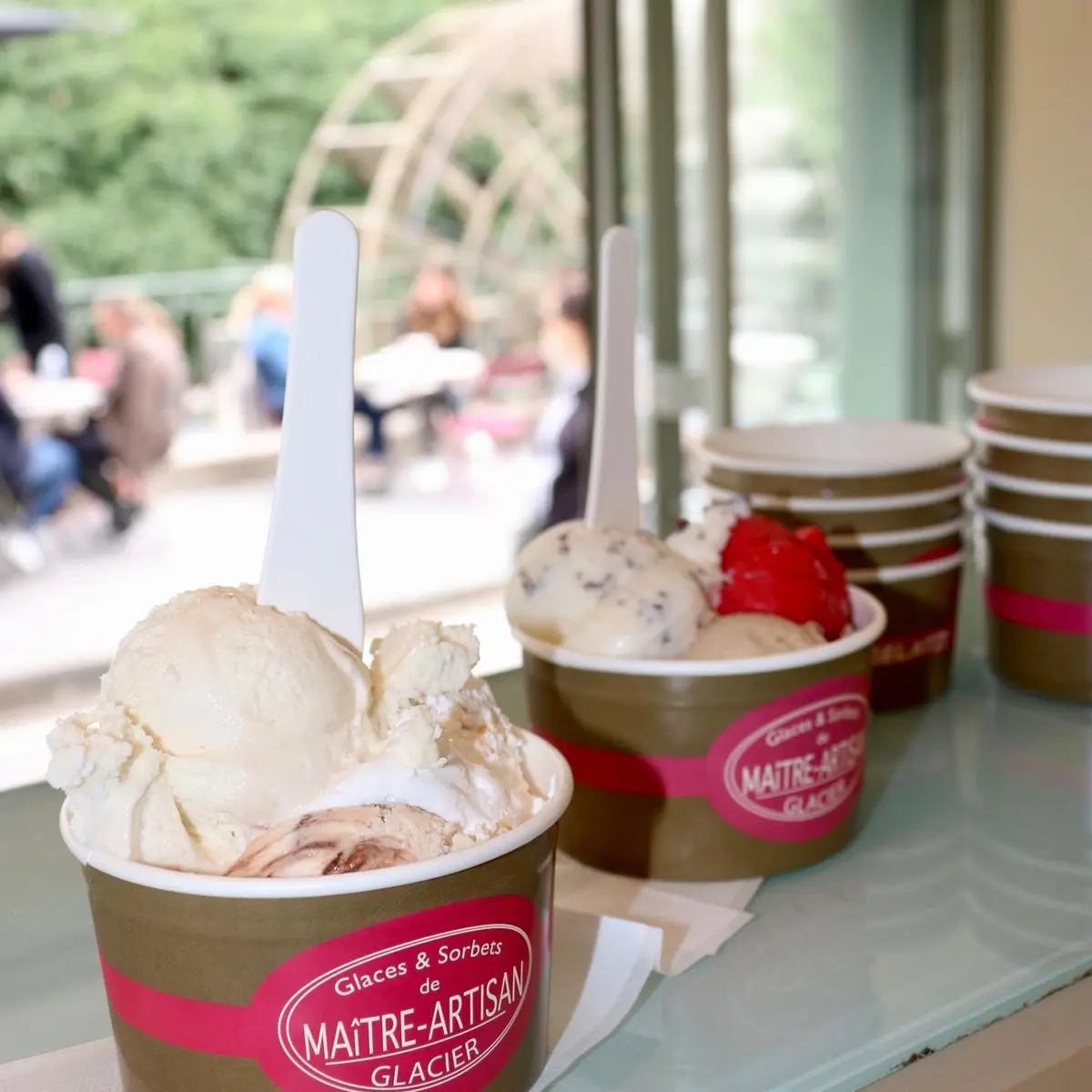 Zoom gourmand – Coup garnie d’amandes et de glace, parfaite pour les visuels haut de gamme