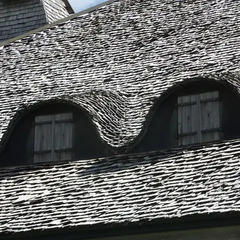 Lucarnes à jouées galbées typiques de la région fribourgeoise