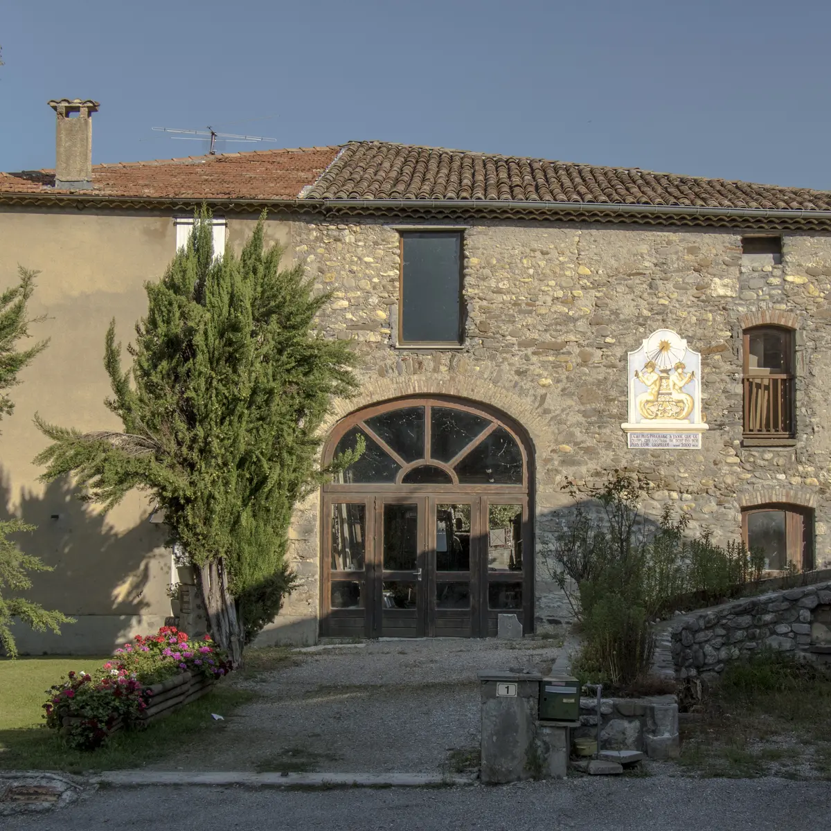 Cadran solaire d'Eyguians à Garde-Colombe