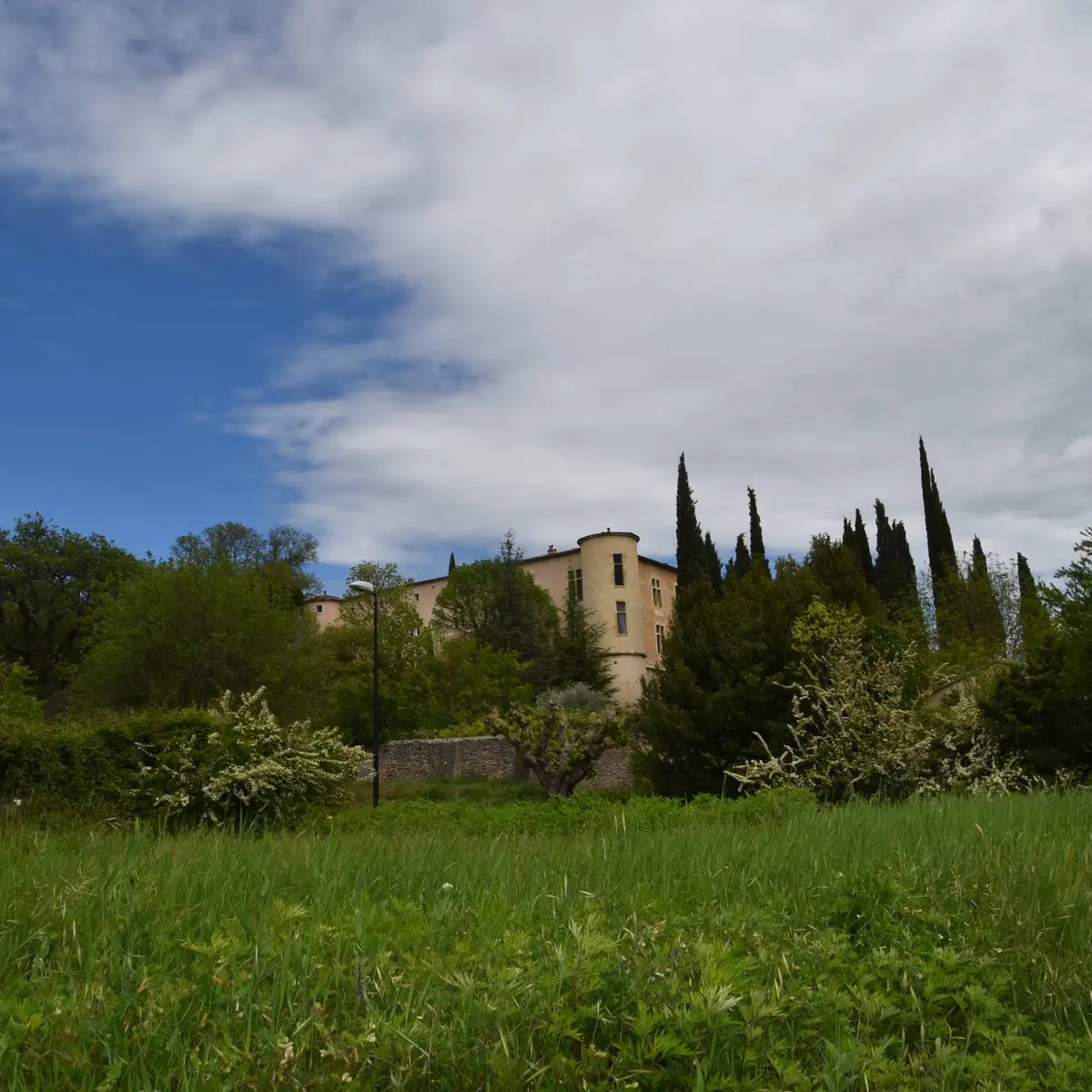 Château de Vins sur Caramy avec sa façade couleur sable et planté dans un écrin de verdure