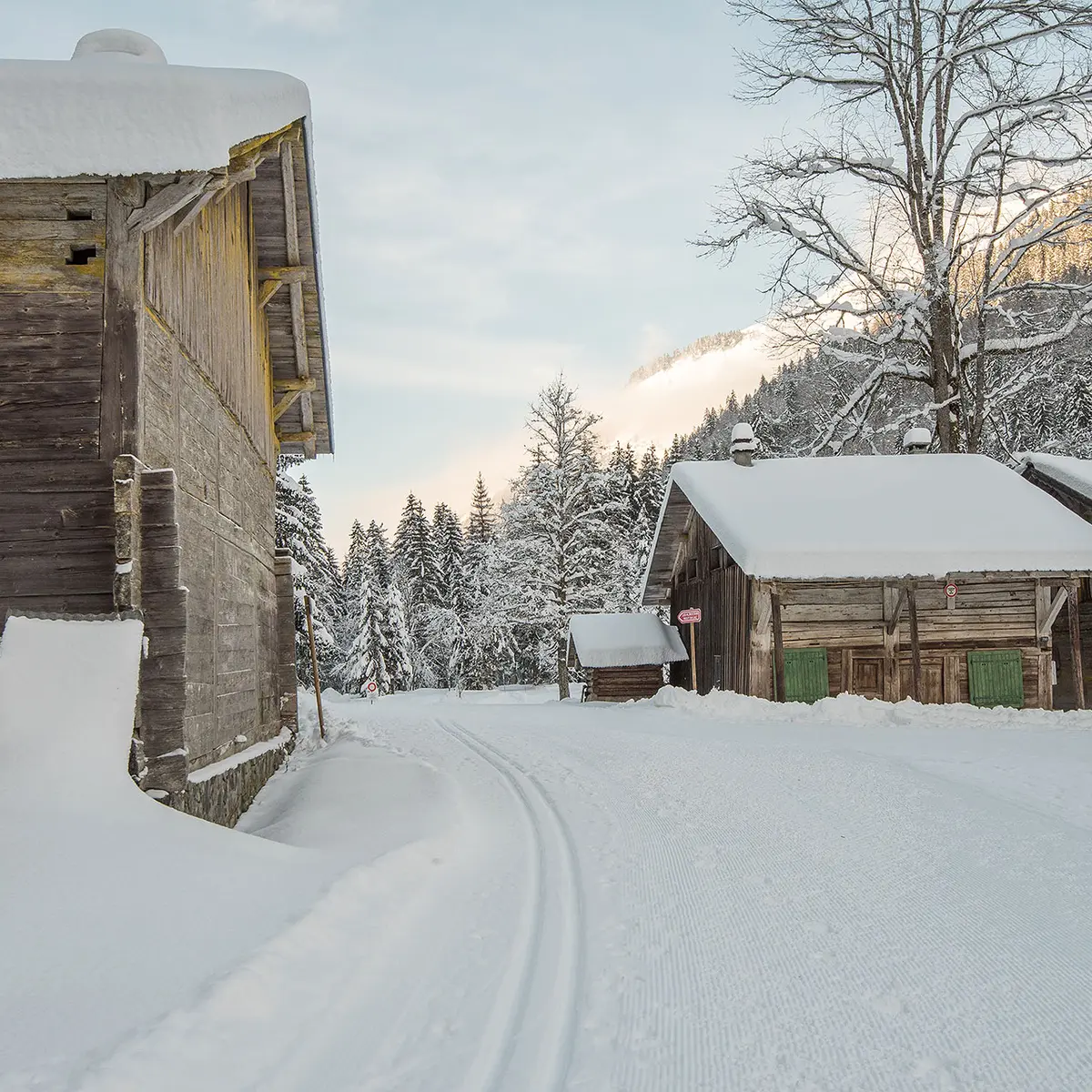 Le départ du sentier au hameau des Albertans