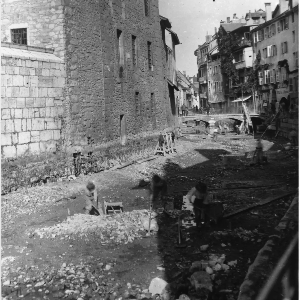 Canal à sec avec ouvriers à l'oeuvre