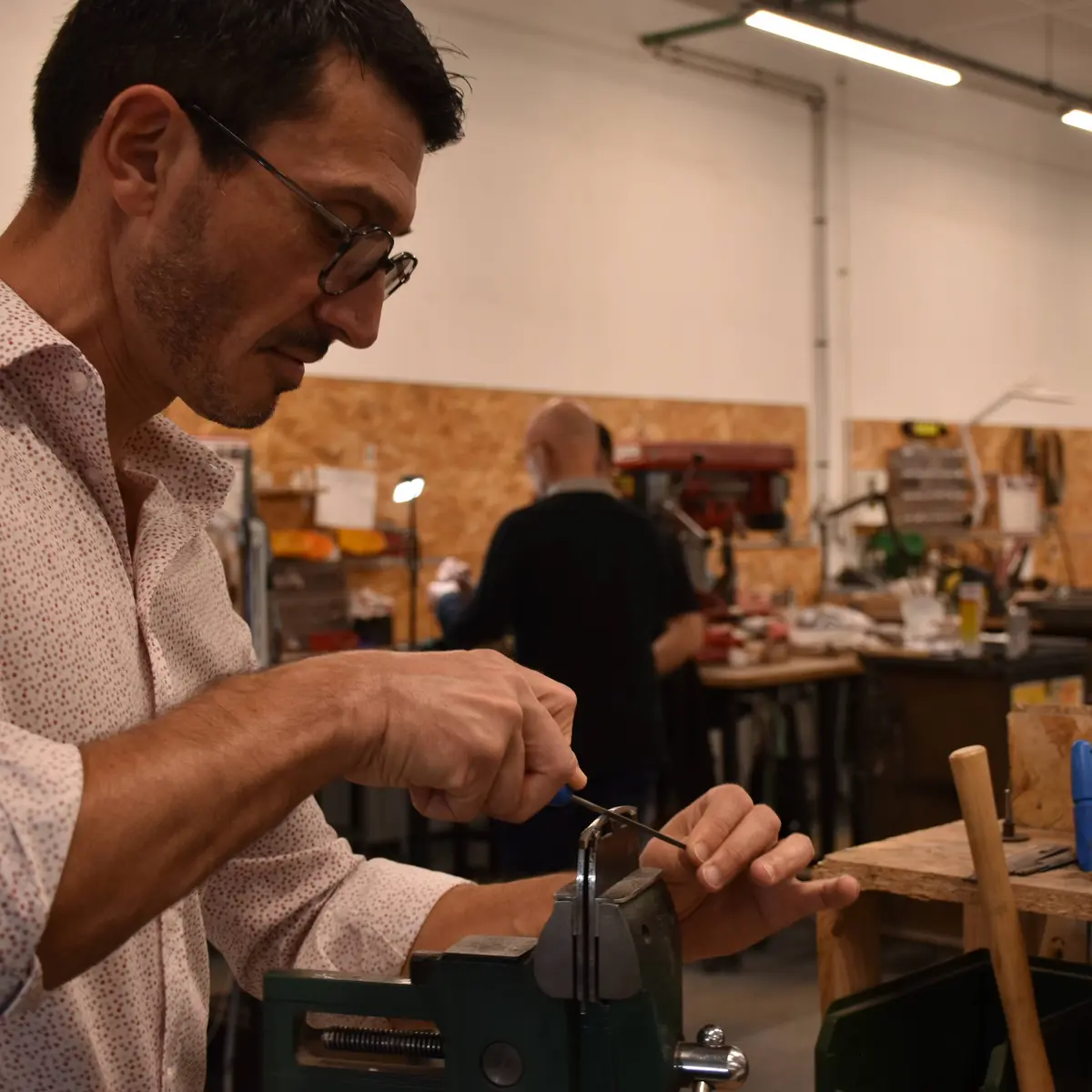 Un ouvrier guilloche un couteau