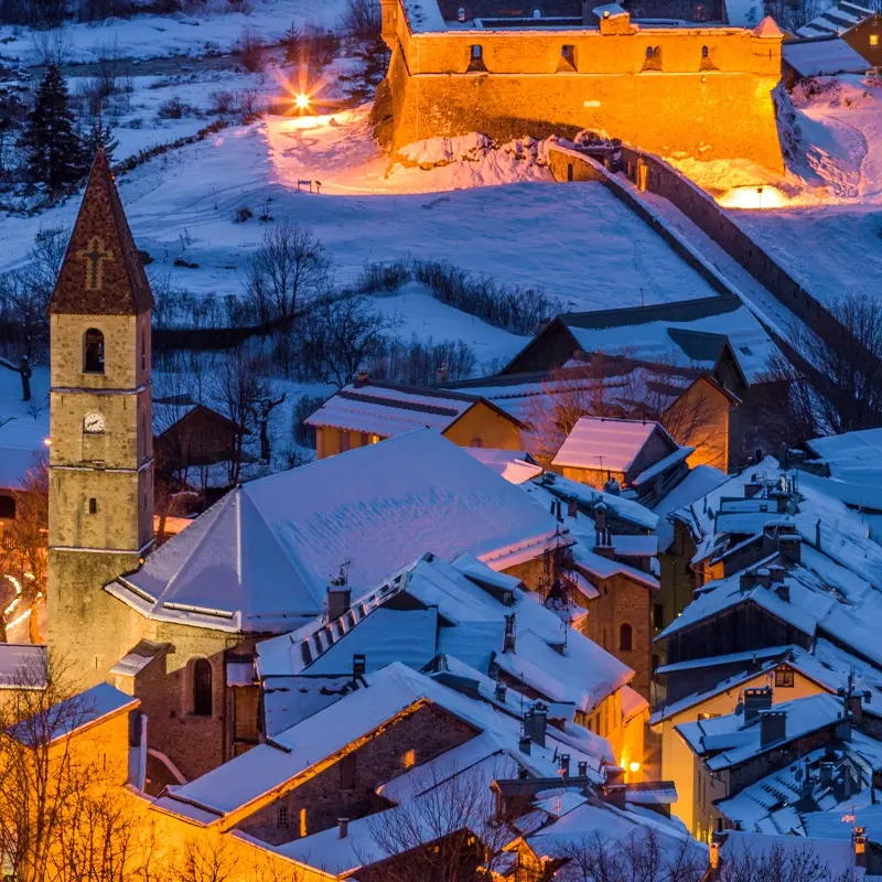 Enceinte fortifiée de Colmars la nuit et Fort de France