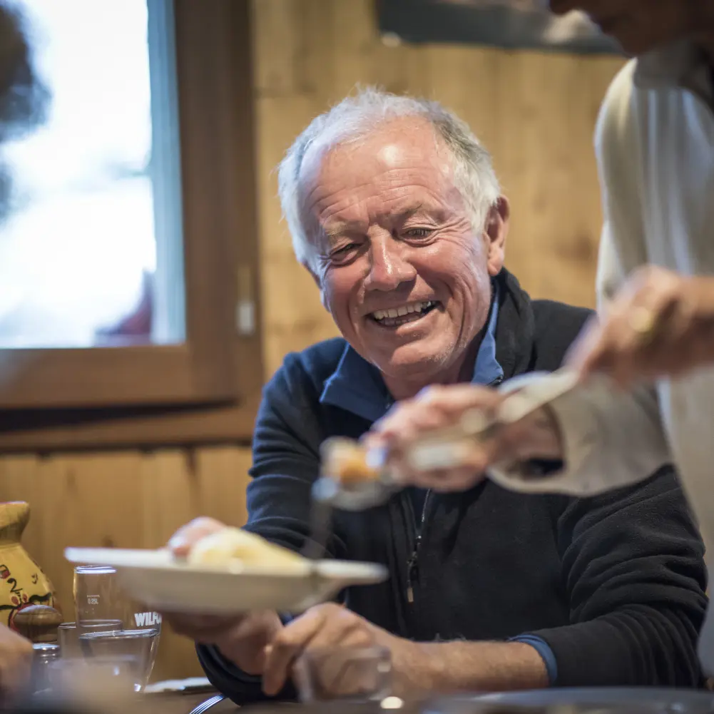 Repas convivial en refuge