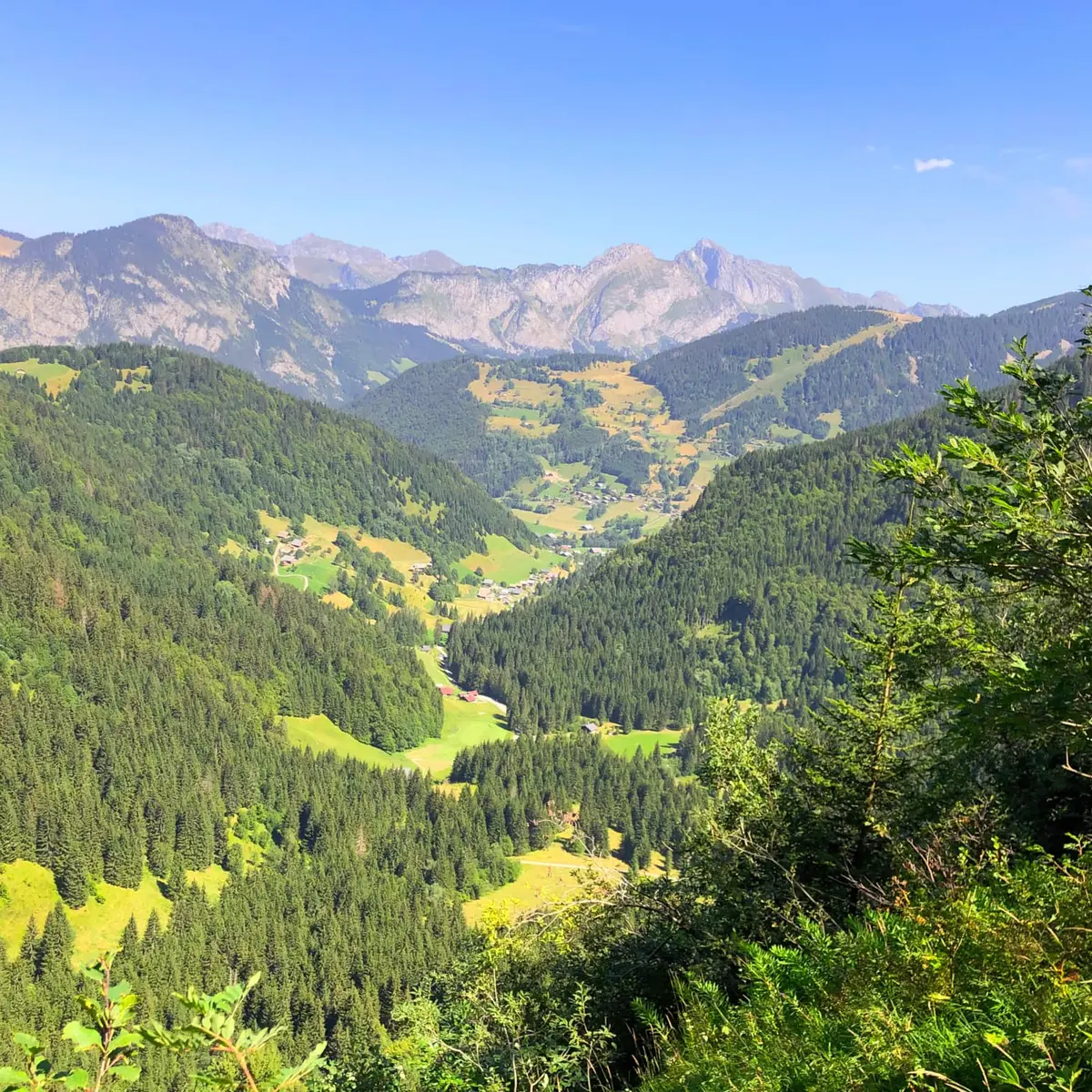 Vue sur le hameau de Prétairié et sur les montagnes