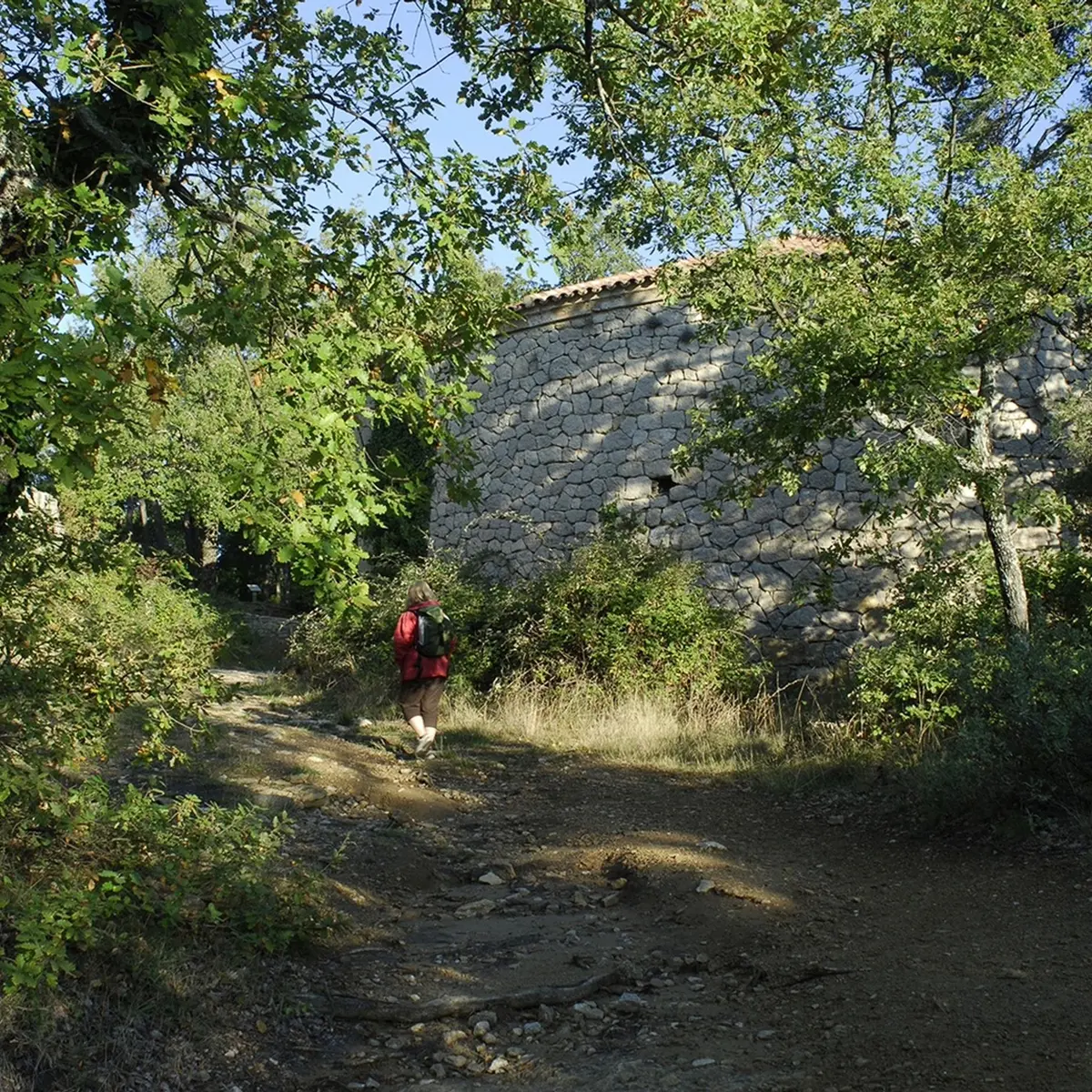 Vue sur la glacière mesurant 23 mètres de haut et de 17 mètres de diamètre