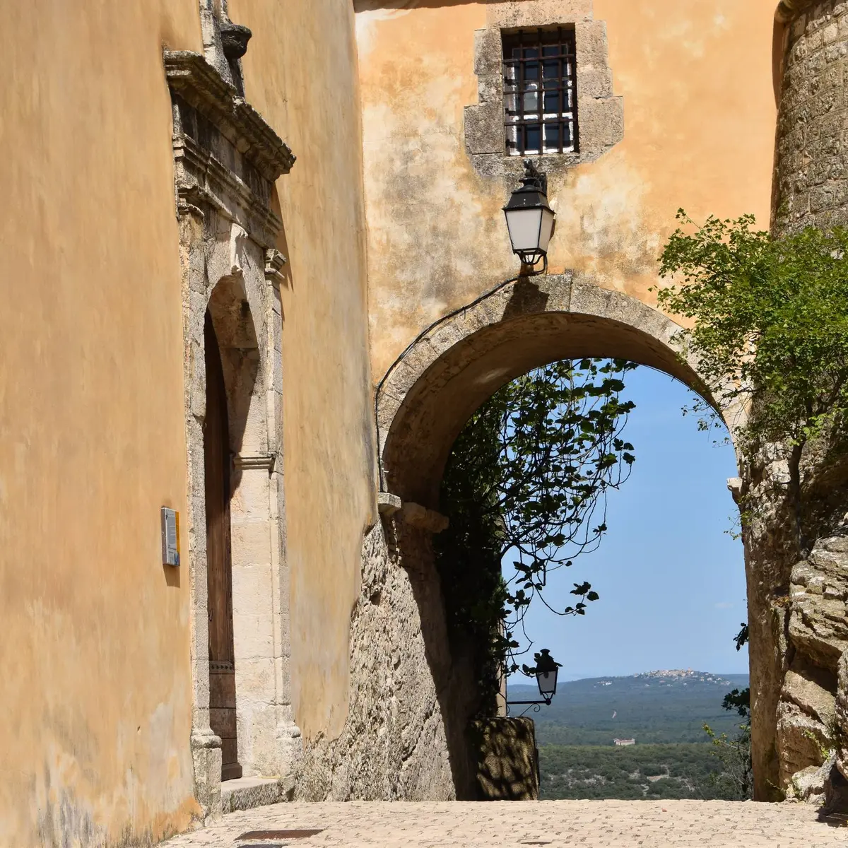 Vue sur le panorama des collines environnantes à travers une  ancienne arcade